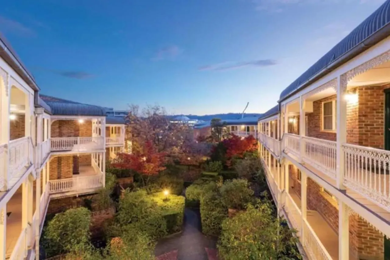 Contemporary 2Br Apt W Free Parking Kingston Holiday home